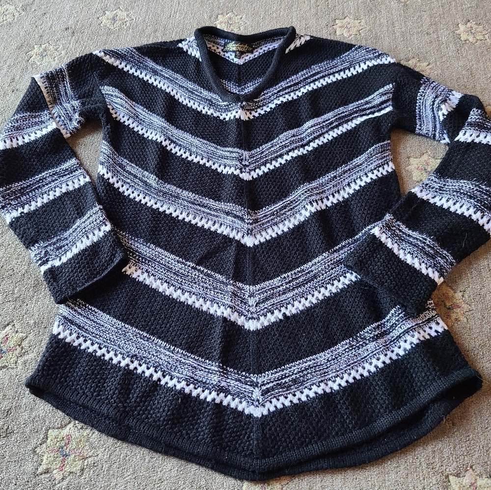Absolutely Famous black white v neck sweater misses size medium NWOT
